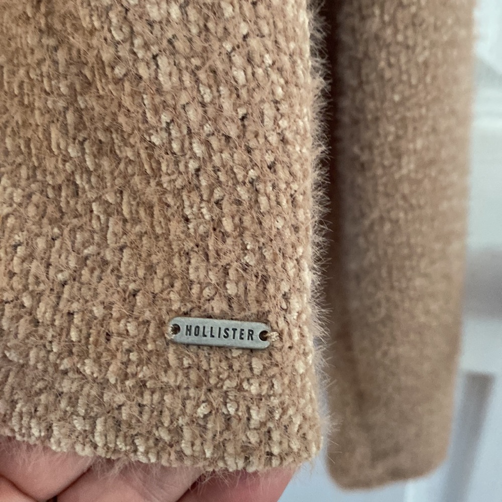 Sweater. Tie in front. Hollister. Size Medium - Picture 6 of 6
